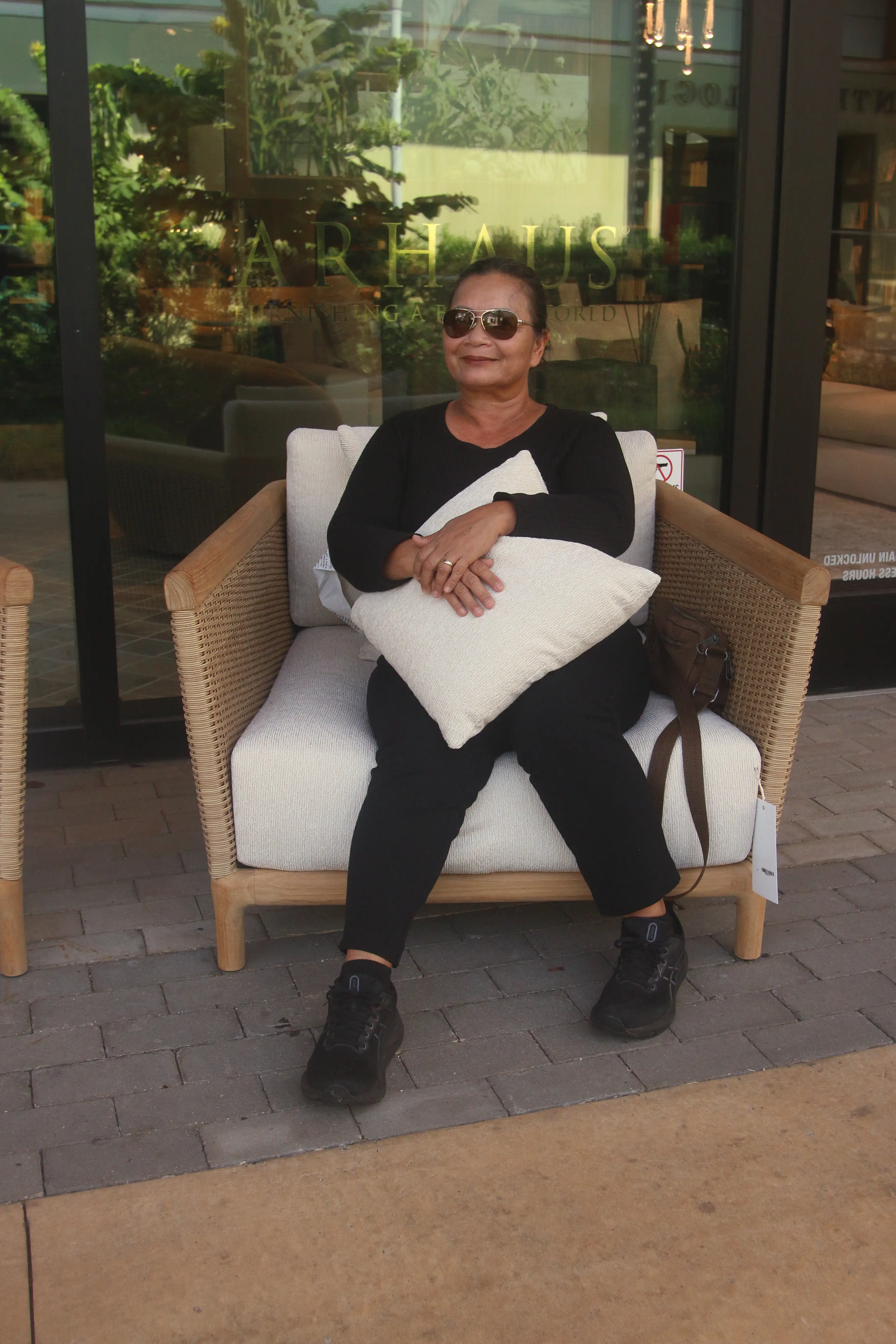 Lifestyle – Lucile_Birthday_Pose_08_19_2025_002.webp